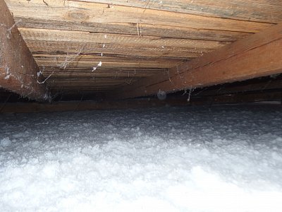 Foukaná izlace v dutině dvouplášťové odvětrávané střechy bytového domu